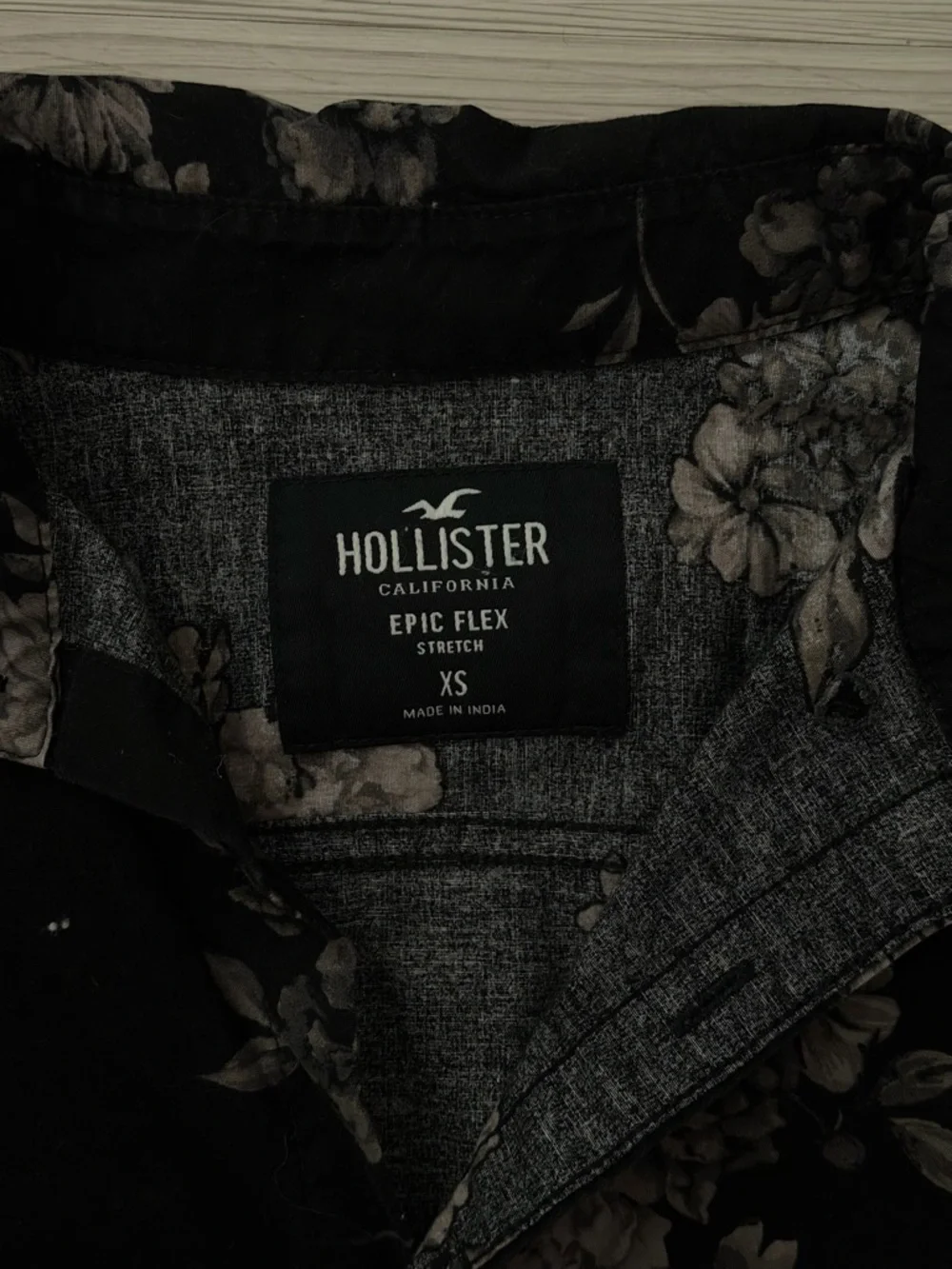 Bundle of 2 Hollister Men’s Button-Down Shirts - Picture 7 of 7